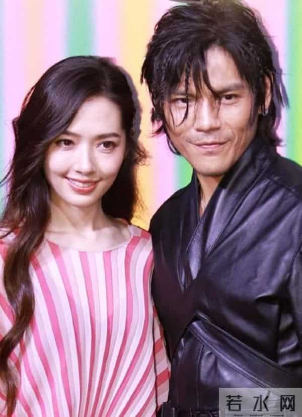 向太脸都被儿子丢尽了!向佑满肚肥肠带女友酒吧挥霍,38岁仍啃老