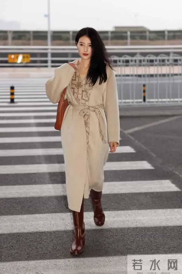 高圆圆身穿长款呢子大衣搭配棕色长靴子,真时髦洋气超显气质