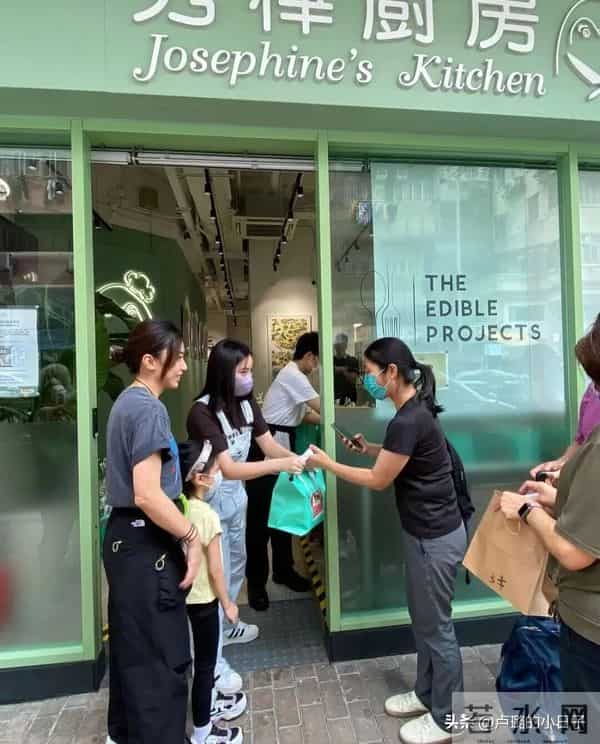 甘比和情敌在较劲，给17岁女儿生日过于低调了！