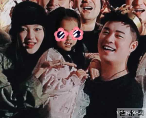 陈赫40岁生日合影惹争议，拍照没朝向老婆，与另一异性更像一家人