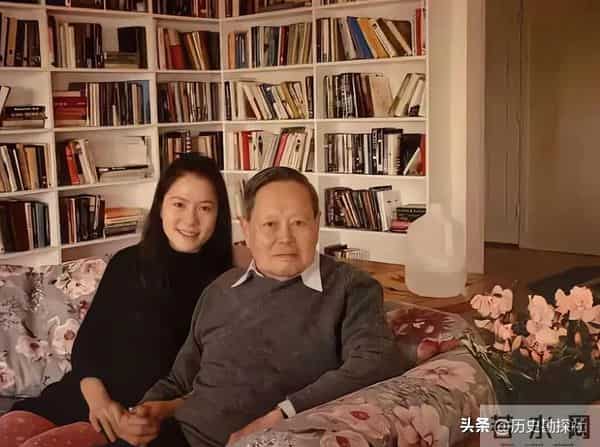 这是翁帆和杨振宁领证留影,弟弟、弟媳陪同,杨振宁一脸不好意思