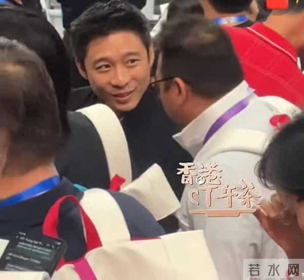 霍家五代人齐聚全运会,霍启山休闲穿搭抢镜,颜值逆天人气高,