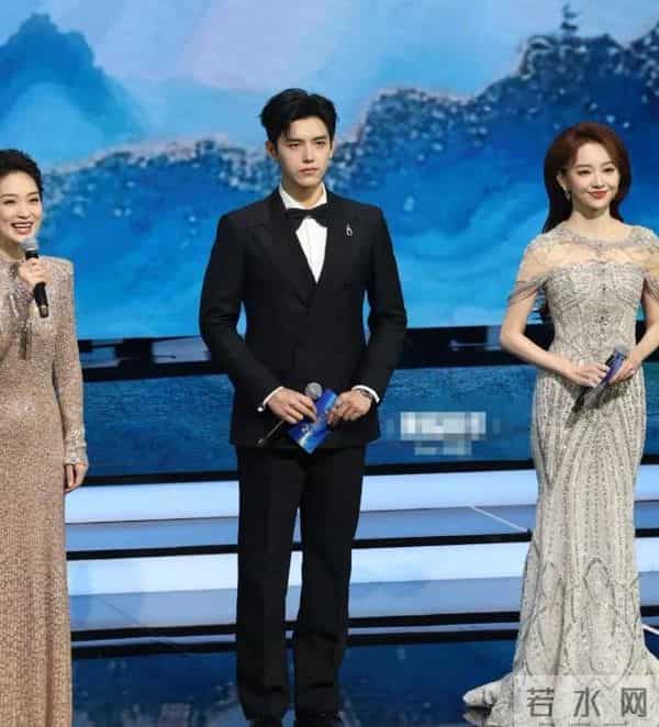 金鸡这一夜,妖艳四射的宋茜和周冬雨,败给了全&39;裹&39;出镜的万茜