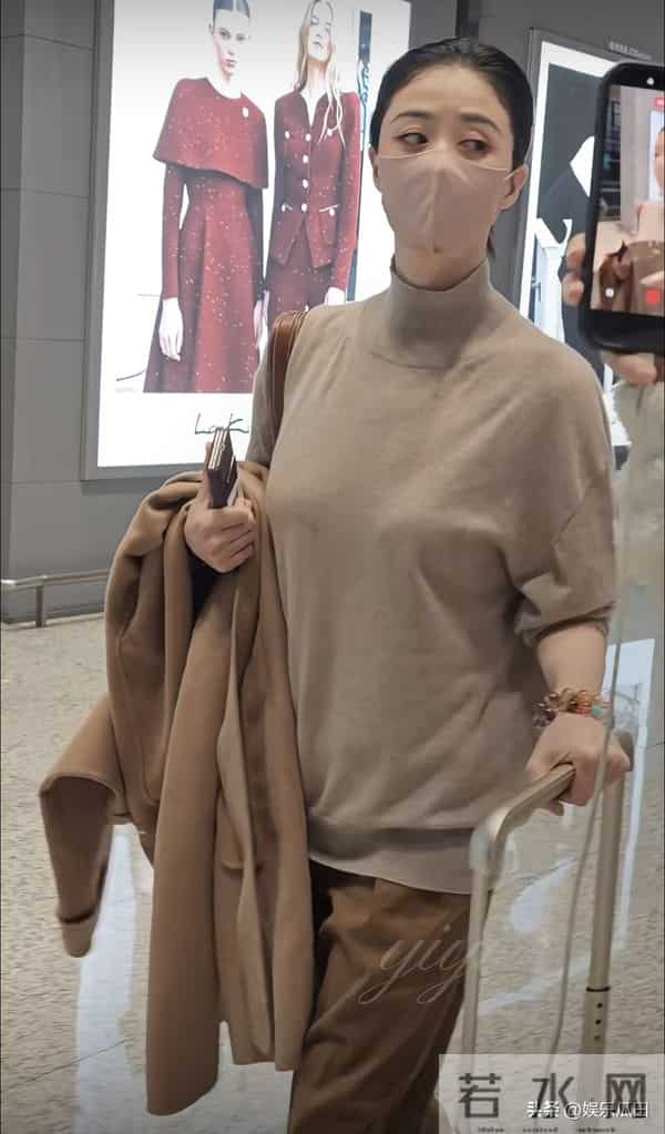 41岁蒋欣穿卡其上衣配棕色长裤 高级又洋气 瘦身成功后美得超惊艳