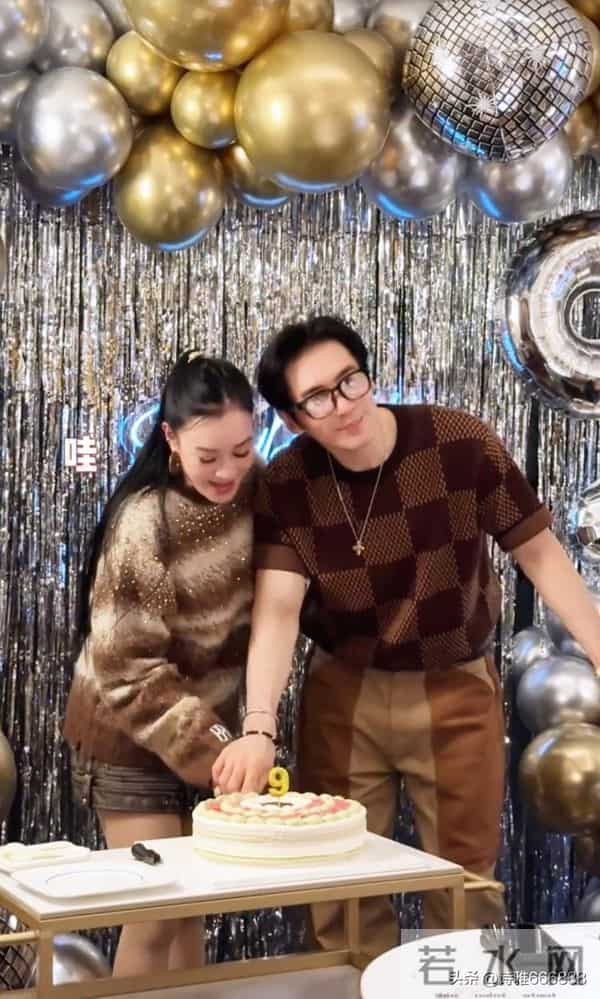 55岁钟丽缇和小12岁张伦硕庆祝结婚九周年,喝交杯酒亲吻甜蜜如初