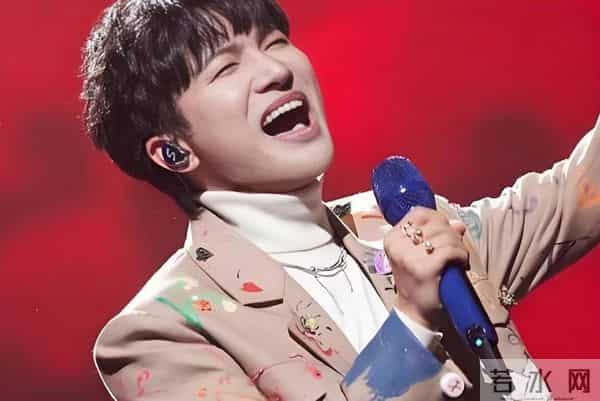 不到24小时，央媒两次点名周深，歌坛地位一览无遗，那英说对了