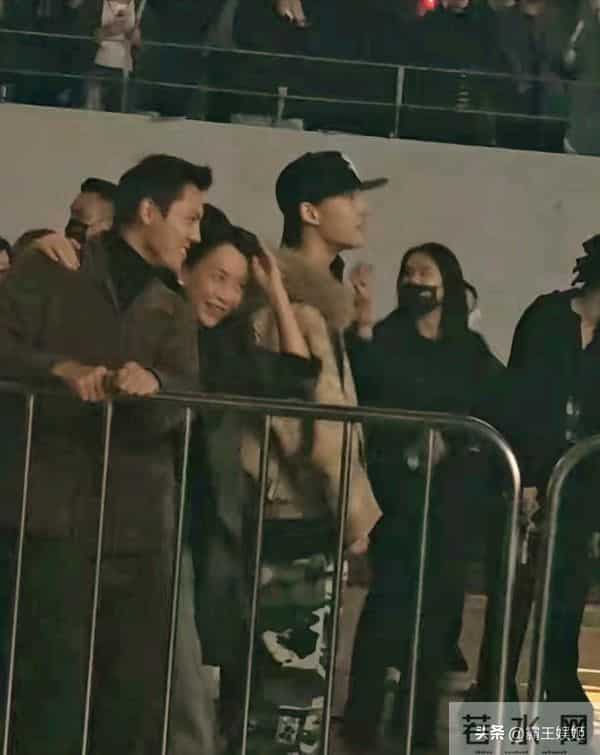 陈伟霆现身谢霆锋演唱会现场,侧颜逆天,霍汶希看得都犯花痴了