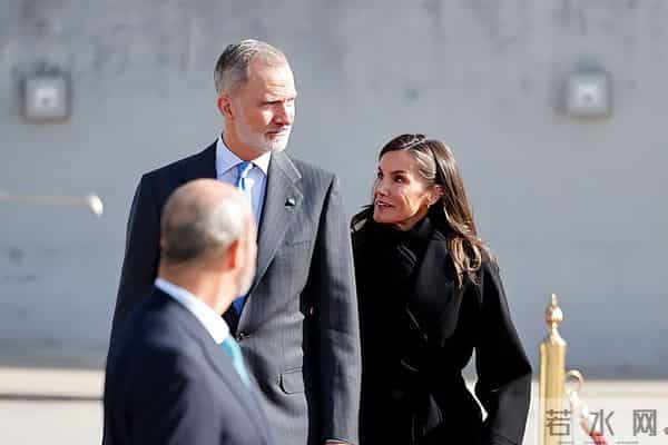 西班牙国王王后抵达成都啦！莱后穿黑大衣太美了，献花女孩好喜庆