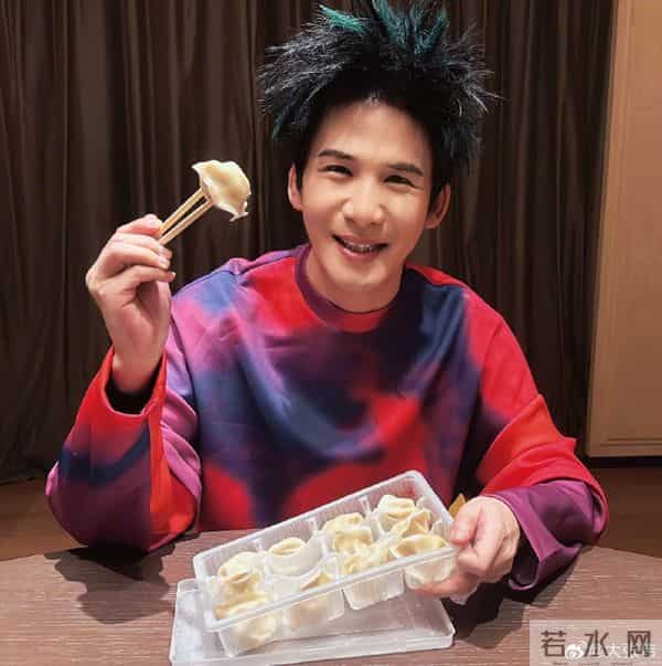 大张伟在荷兰遭砸车盗窃:玻璃全被砸,能够着的都偷走了,调监控的话要花4.1万元,还以为是节目组整蛊