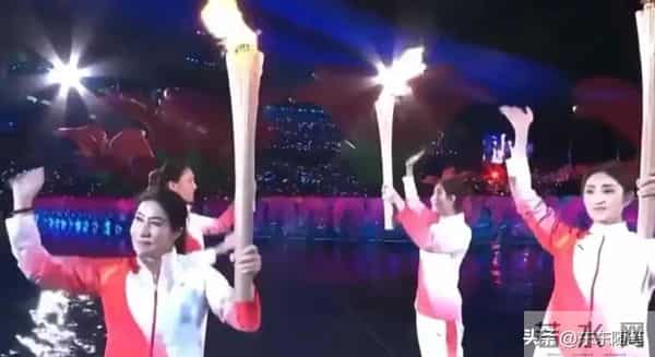 霍震霆看全运会开幕式,霍启山与叔叔坐一起,看嫂子出场鼓掌喝彩