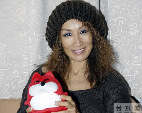 上海歌手沈小岑:定居西班牙,和英国老公很甜蜜,68岁瘦到快脱相