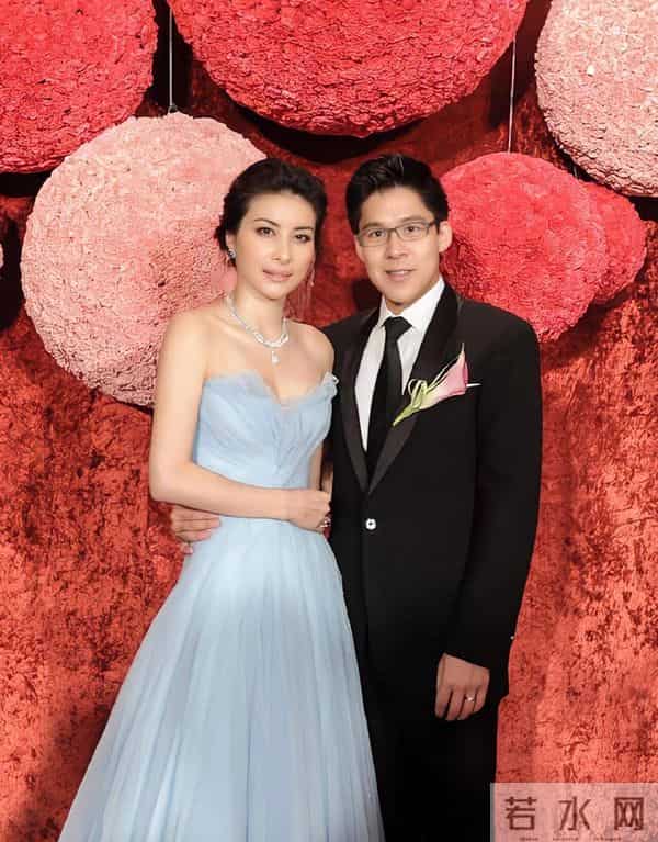 豪门圈集体失语,郭晶晶喜讯印证预言,79岁公公霍震霆再破天花板