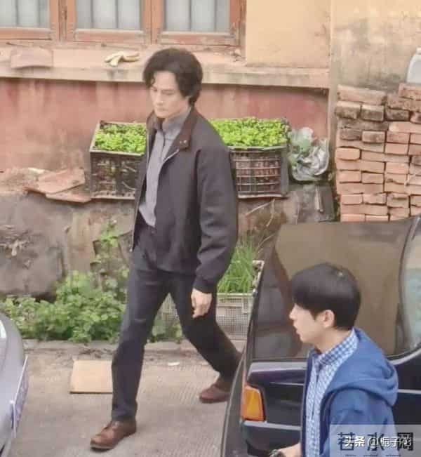 42岁王凯在福建农村拍戏,他的脸瘦了好多,身材修长,看着挺帅气