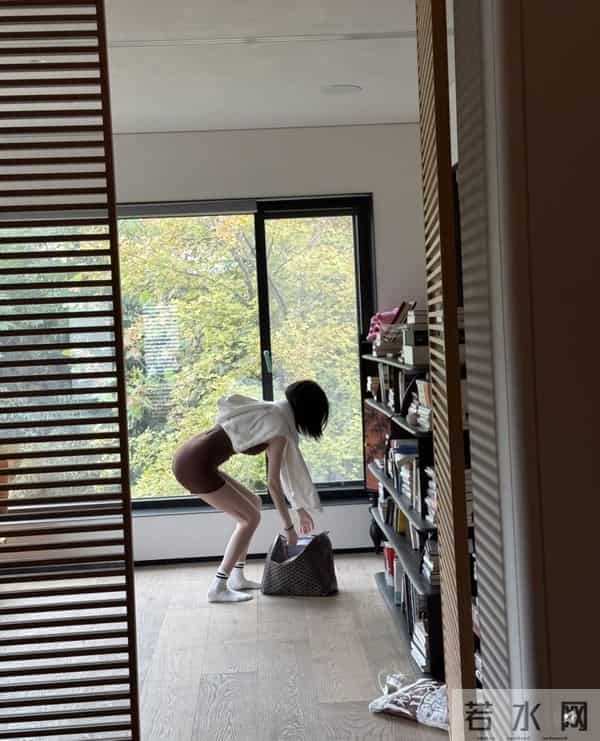 和陈伟霆生子后何穗首晒美照,小腹平坦身材绝,当妈后笑容超甜