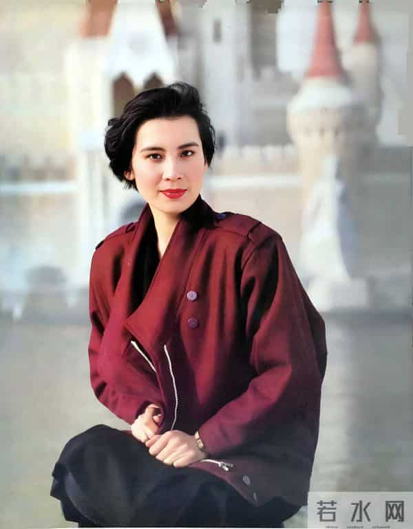 从车间钳工到国家一级演员，却因拍戏和丈夫离婚，今66岁依旧单身