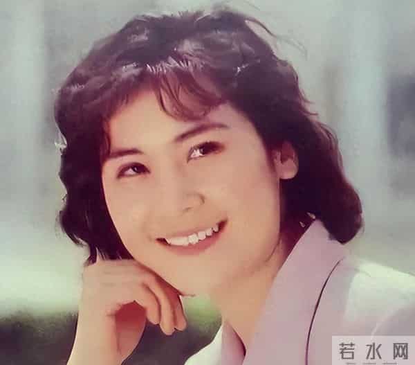 从车间钳工到国家一级演员，却因拍戏和丈夫离婚，今66岁依旧单身