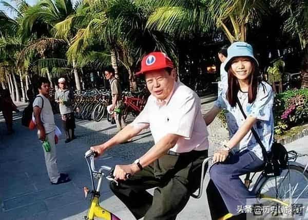 这是翁帆和杨振宁领证留影,弟弟、弟媳陪同,杨振宁一脸不好意思