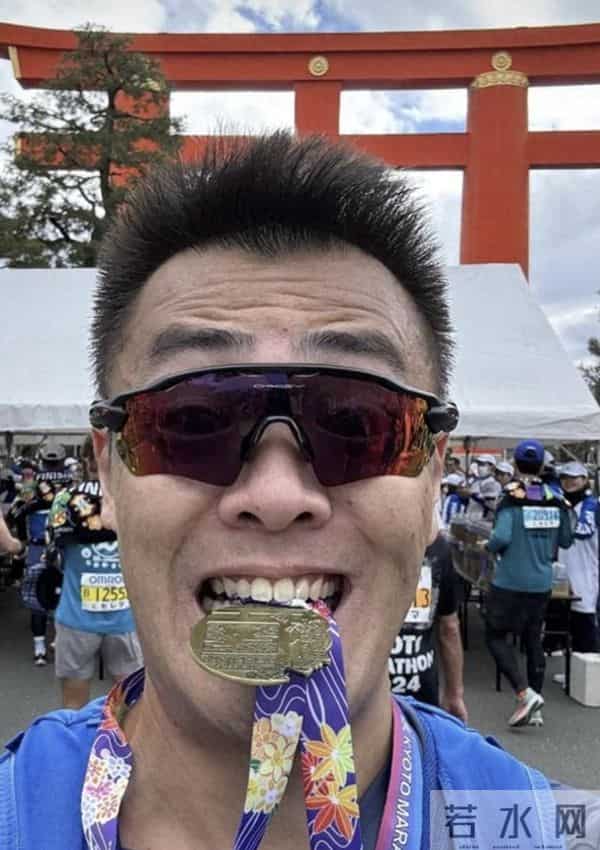 刘銮雄长子移居英国晒近照,两鬓花白身姿健硕,在当地陪子女生活