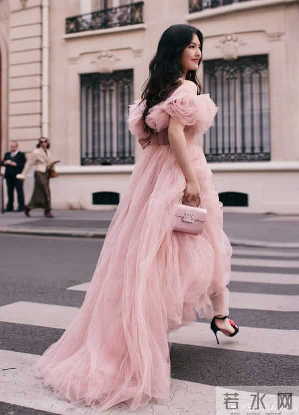 王诗龄晒留学vlog！住宿舍周末还在学习，和同学老师相处好有礼貌