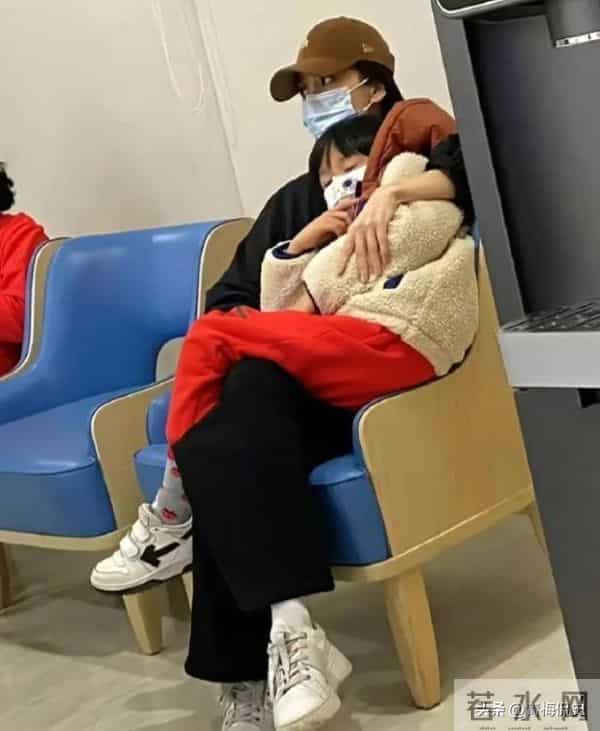 黄晓明一家4口参加生日宴!小海绵被奶奶搂在怀中,长腿溢出屏幕