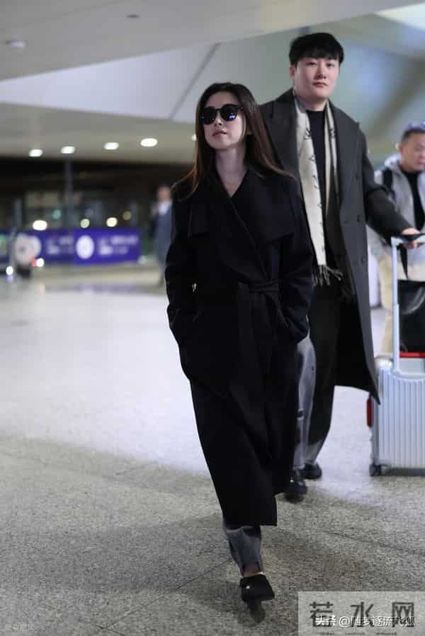 朱珠现身上海机场,身穿黑色大衣酷飒十足