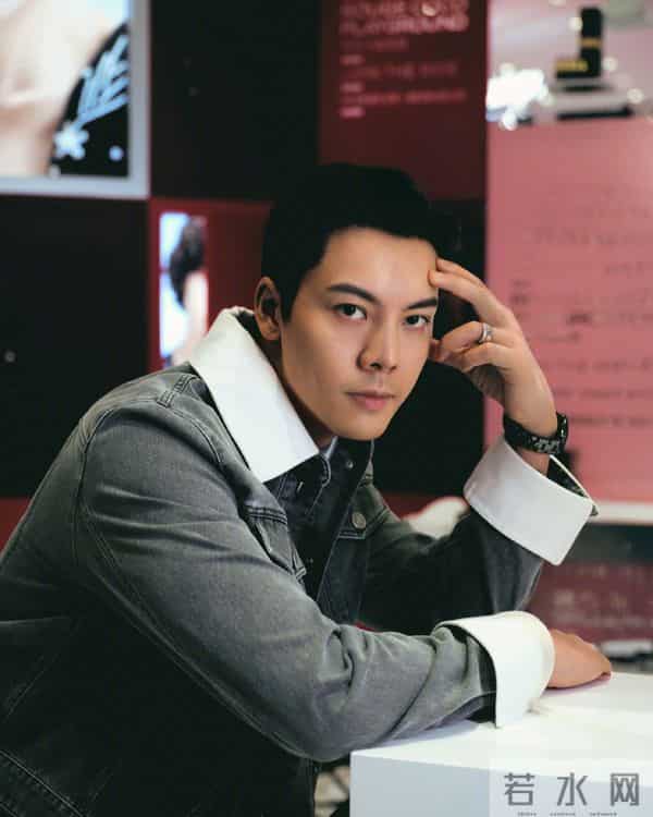 何穗官宣生子后首晒照,身穿瑜伽服身材尽显,小腹平坦四肢纤细,获赞“不愧是超模”