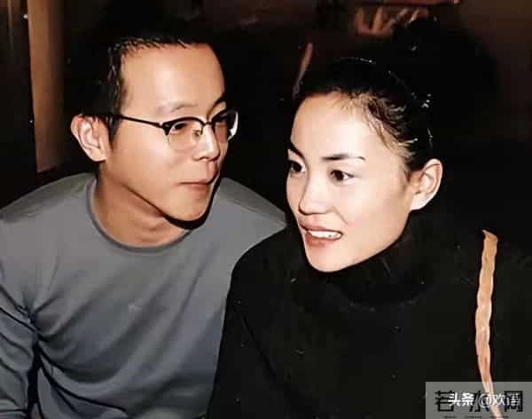 王菲没想到，自己56岁的前夫如今隐居阿那亚，把生活过成了一首诗