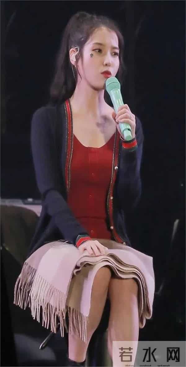 iu李知恩也有丰满风韵的时刻，这个衣服真挺漂亮