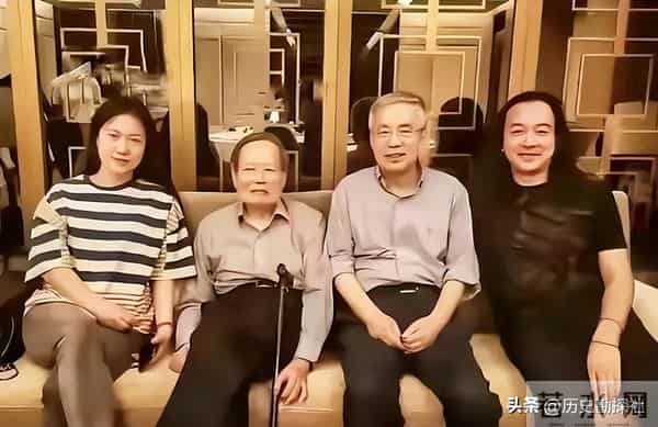 这是翁帆和杨振宁领证留影,弟弟、弟媳陪同,杨振宁一脸不好意思