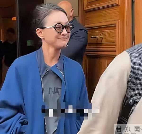 50岁周迅头发花白，瘪嘴模样一脸老态认不出，无儿无女成最大遗憾