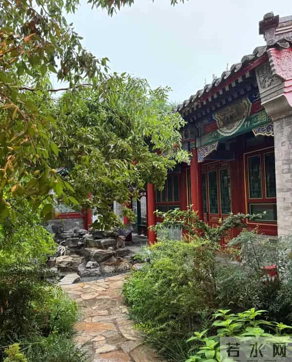 李湘回湖南娘家了，客厅豪华得像酒店大堂，满桌的鲜花单束上千元