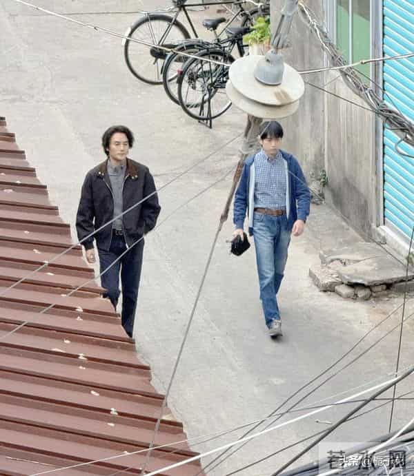 42岁王凯在福建农村拍戏,他的脸瘦了好多,身材修长,看着挺帅气