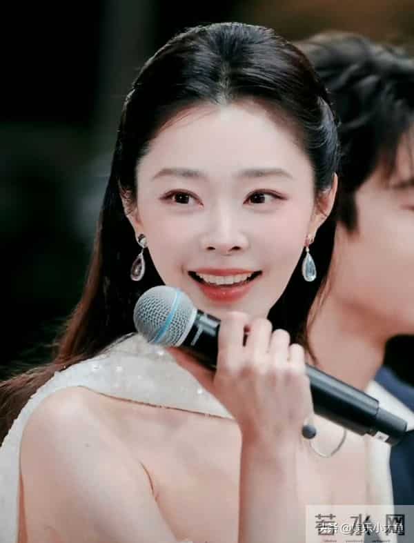 宋轶最新活动照,一袭白色薄纱羽毛裙,布灵布灵的,美得不可方物