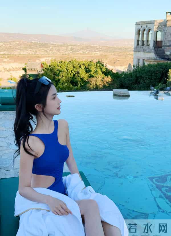 潘敏度假穿比基尼泡温泉,这真养眼