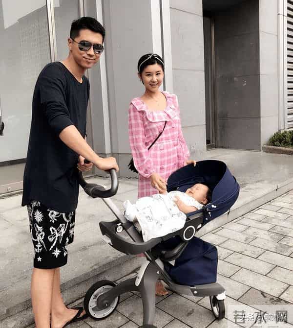 40岁李小萌北京逛街,开五六百万劳斯莱斯,王雷大连富二代不差钱