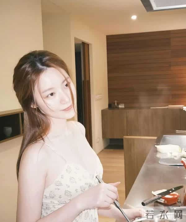 叶舒华在家穿得太少,暴露了巨好身材