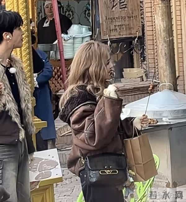 网友喀什古城偶遇白鹿 本人超美 穿搭洋气 在路边吃烤肉的样子好可爱