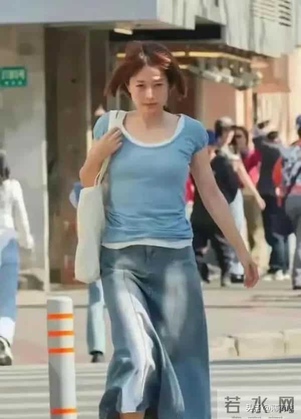 马伊琍都要五十了，这松弛感一般人真比不了，大上海的靓女