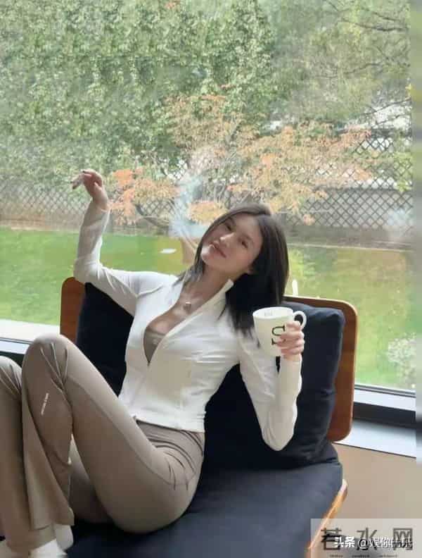 陈伟霆亲自接妈妈来京探望孙媳,摸脸好宠溺!对何穗很满意!