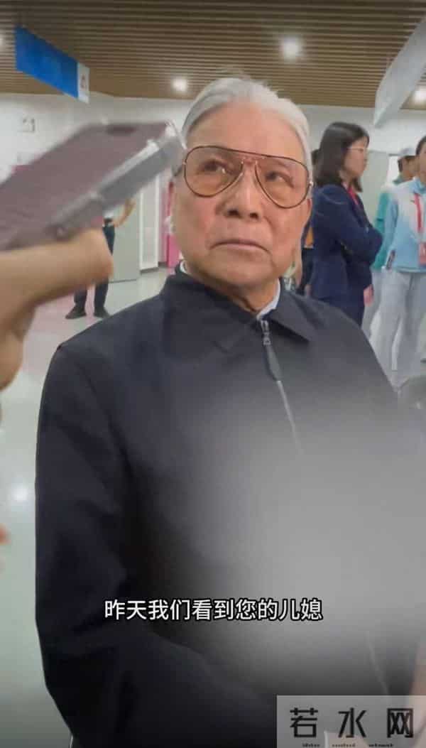 79岁霍震霆 身子硬朗精神饱满，受采访提到儿媳郭晶晶笑得合不拢嘴