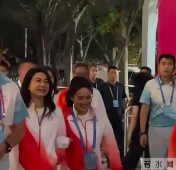 霍家五代人齐聚全运会,霍启山休闲穿搭抢镜,颜值逆天人气高,