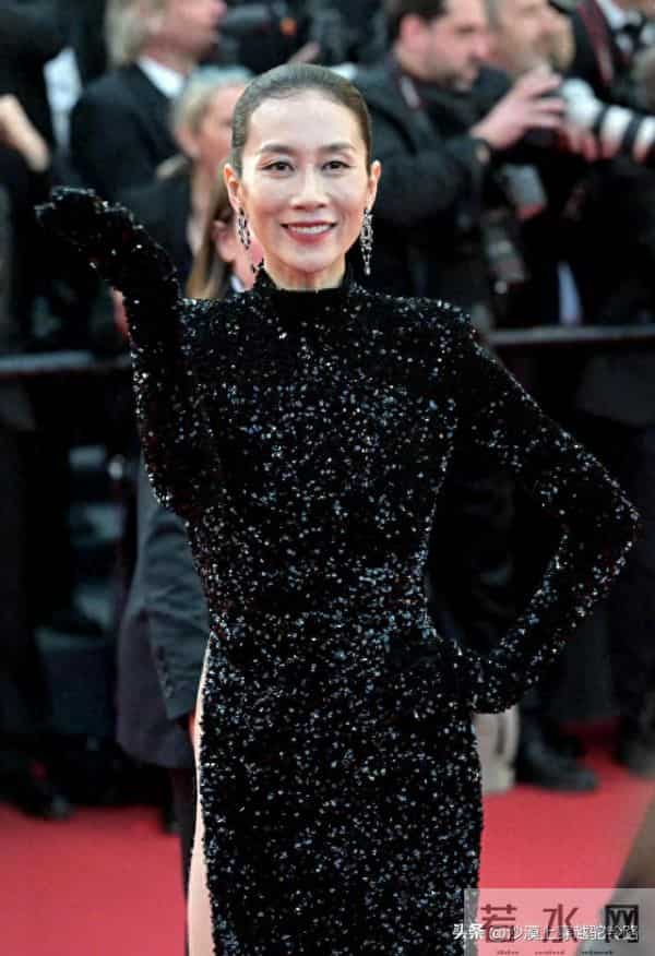 温峥嵘在戛纳电影节，高开叉亮片裙，不转身还好，一转身有点尴尬