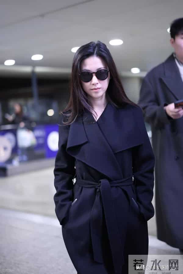 朱珠现身上海机场,身穿黑色大衣酷飒十足