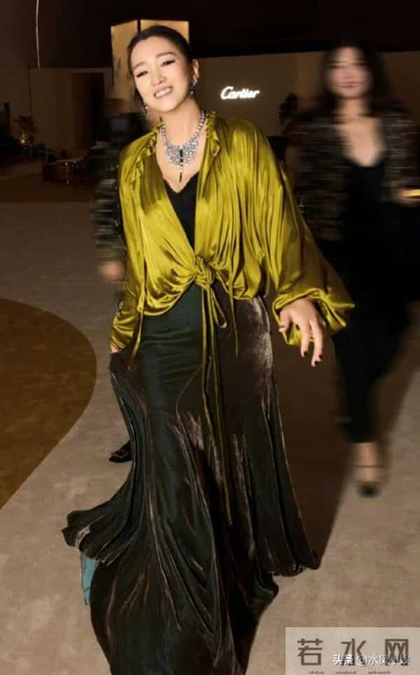 北京这一夜，郭晶晶用“全裹”造型，给了内娱女星一记优雅的耳光