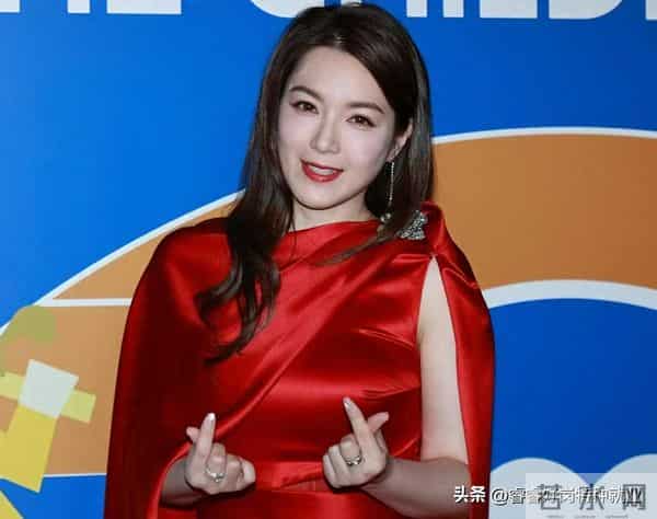 香港著名女明星正式离婚！身边已有人追求，前夫不想离婚又不要娃