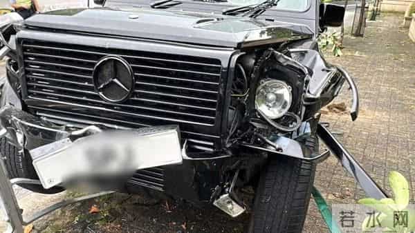 知名导演陈可辛出车祸,失控冲上人行道,撞断铁栏、树木,车头损毁严重,警方正调查