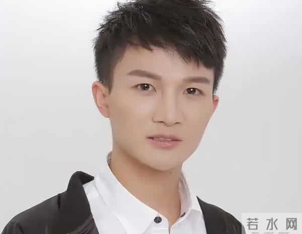 不到24小时，央媒两次点名周深，歌坛地位一览无遗，那英说对了