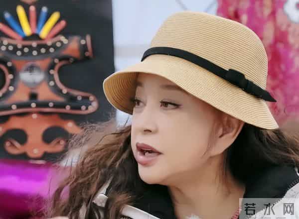 别再闭着眼睛猛夸刘晓庆“年轻”了,她是真的已经老了