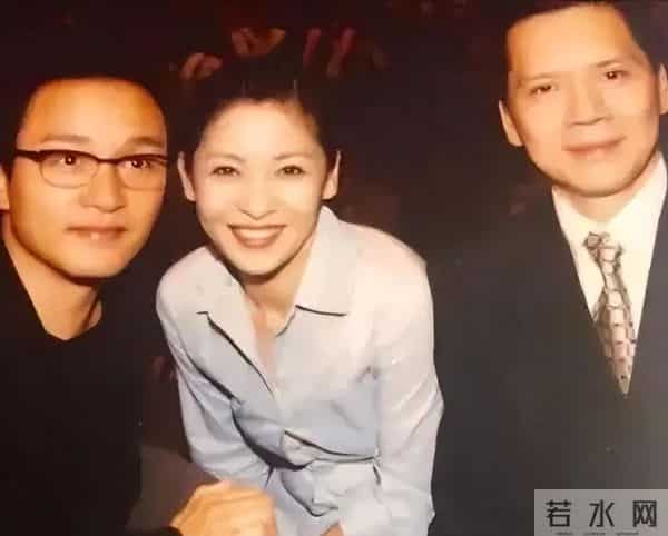 向佑彻底没救了!现身南昌酒吧,新交的女友又胖又颓,烟酒不离手