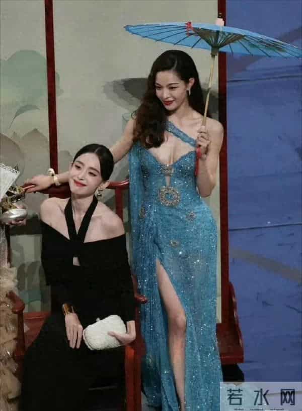 感觉钟楚曦衣服都要掉了,但是一脸镇定,都看不到旁边的古力娜扎